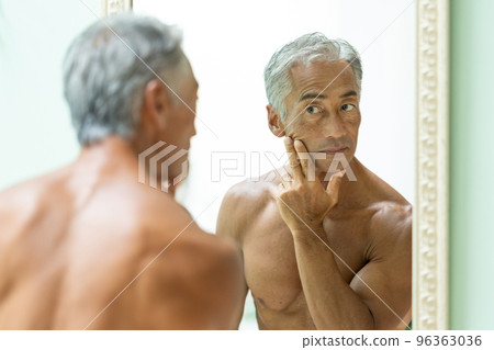 senior man looking in the mirror senior man looking in the mirror 96363036
