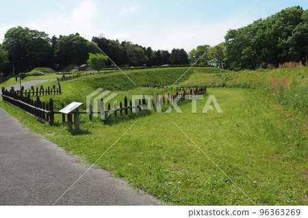 八方城址，第二和第三圍牆之間的巨大干涸護城河[埼玉縣寄居町] 96363269