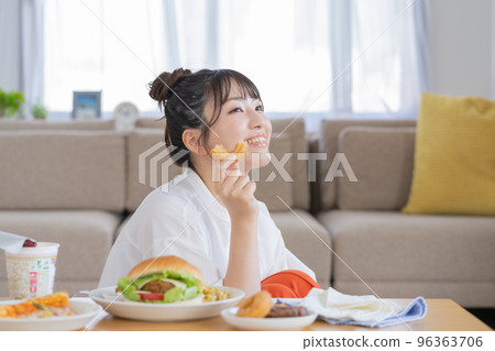 作弊日一個年輕女子手裡拿著一個甜甜圈微笑 96363706
