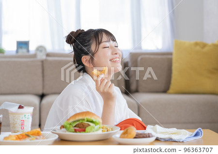 作弊日一個年輕女子手裡拿著一個甜甜圈微笑 96363707