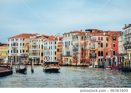 威尼斯大運河和水上巴士 *部分柔焦 96363809