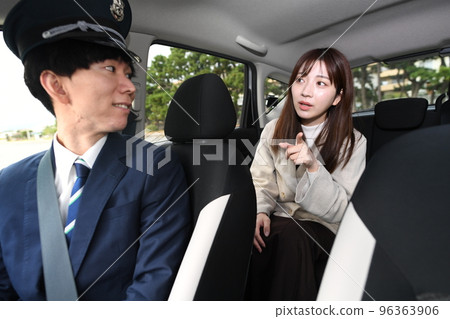 出租車司機和女乘客 出租車司機和女乘客 96363906