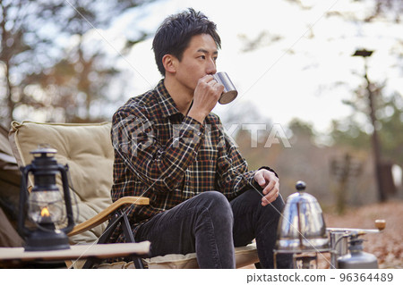 享受獨奏野營的年輕日本人 享受獨奏野營的年輕日本人 96364489