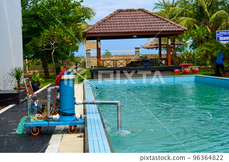 A filter pump cleans the pool water. Device for automatic cleaning of swimming pools 96364822