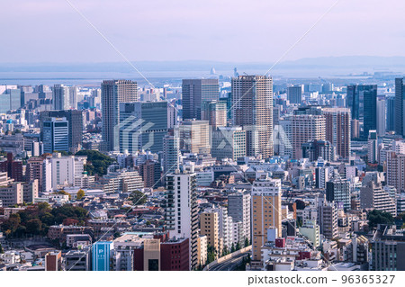 日本東京街景：五反田、大崎、白金台……後面可以看到羽田機場和海螢。 96365327