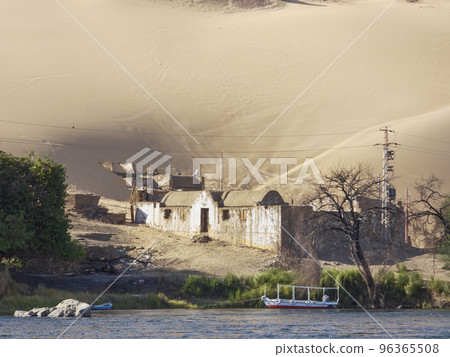 house buried in the desert between the dunes 96365508