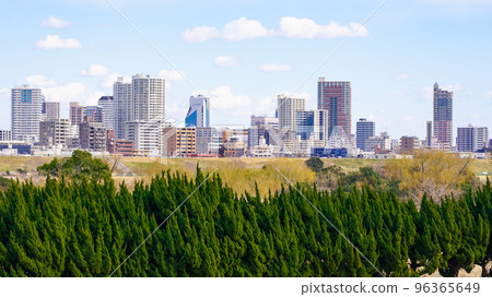 與陽光明媚的荒川銀行對岸的川口市城市景觀 與陽光明媚的荒川銀行對岸的川口市城市景觀 96365649