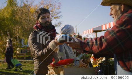 Couple shopping at local farmers market 96366005