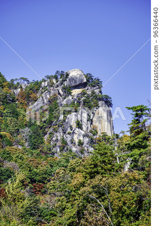 山梨縣昇仙峽覺園峰秋葉風光日本遺產 96366440