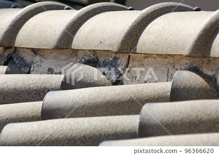 損壞的屋頂灰泥 96366620