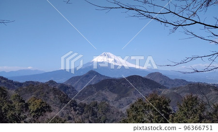 遠眺隆冬的富士山~藍白對比~ 遠眺隆冬的富士山~藍白對比~ 96366751