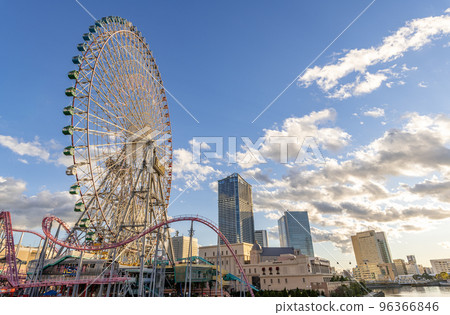 神奈川縣橫濱市，Minato Mirai 21 的標誌性摩天輪（Cosmo Clock）和被夕陽染紅的城市景觀 96366846