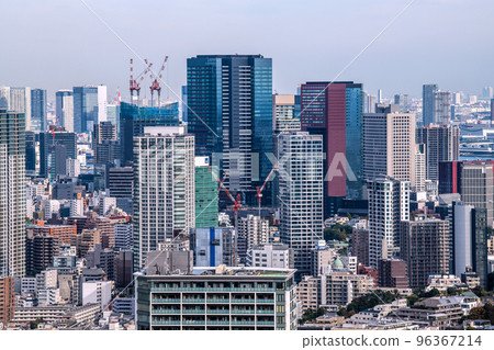 日本東京的城市景觀三田方向的摩天大樓視圖(右後角的豐洲市場) 日本東京的城市景觀三田方向的摩天大樓視圖(右後角的豐洲市場) 96367214