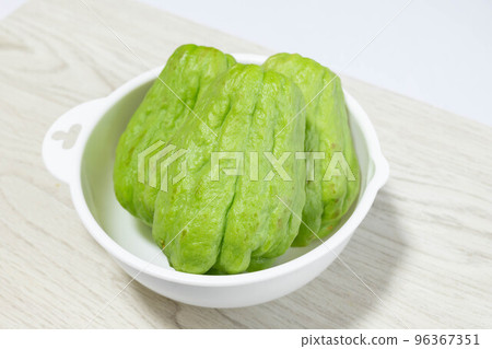 在一個白色碗的佛手瓜 96367351