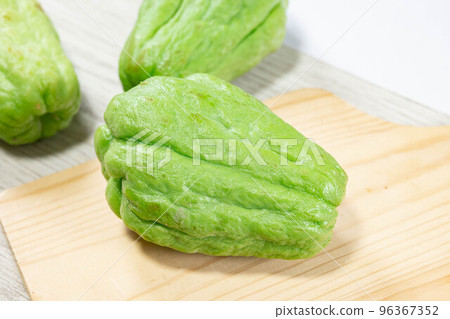 chayote on cutting board 96367352