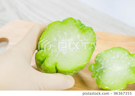 佛手瓜去鹼液，用鹽擦 96367355