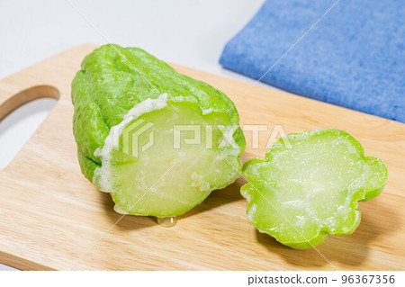 用鹽摩擦佛手瓜製成的鹼液 用鹽摩擦佛手瓜製成的鹼液 96367356