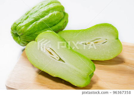 切開佛手瓜橫截面和種子 96367358