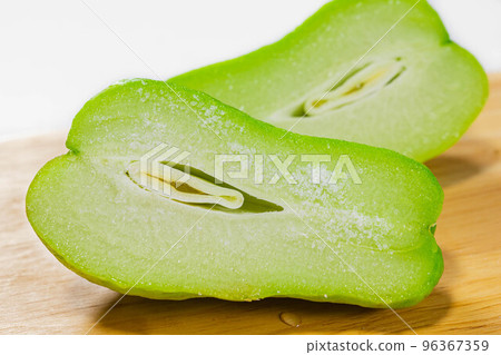 Chayote to remove lye, rub with salt Chayote to remove lye, rub with salt 96367359