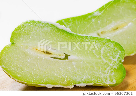 Lye made by rubbing chayote with salt 96367361