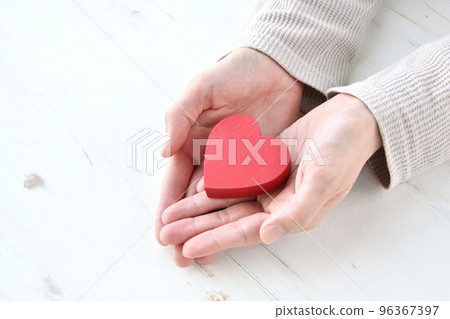 拿著心臟對象的婦女的手 96367397
