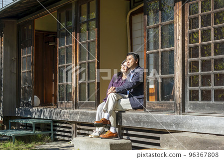 放鬆在老房子的郊外的資深夫婦 96367808