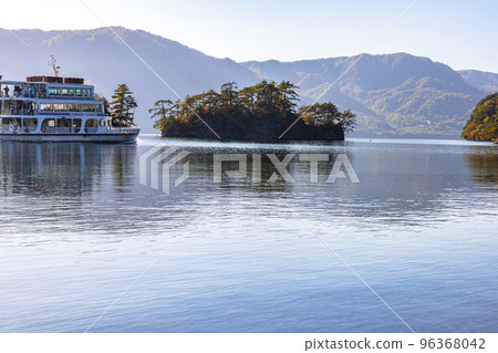[Aomori Prefecture Lake Towada] Autumn Oasis Lake Towada October 96368042