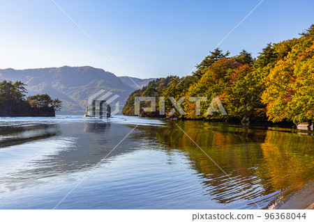 [Aomori Prefecture Lake Towada] Autumn Oasis Lake Towada October 96368044