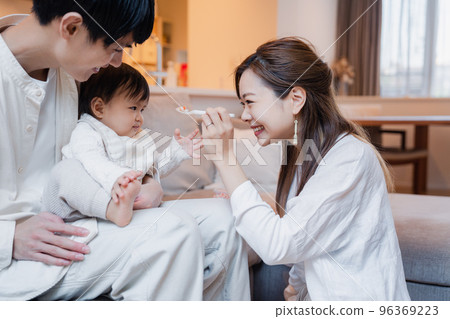 嬰兒吃嬰兒食品 96369223