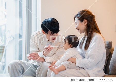 嬰兒吃嬰兒食品 96369229