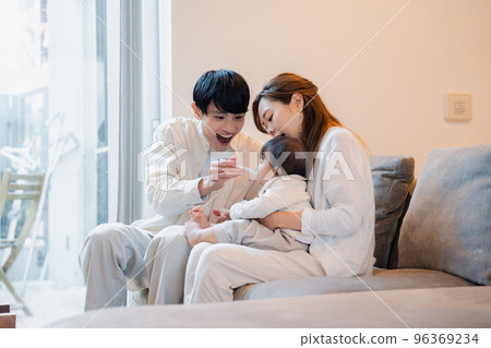 嬰兒吃嬰兒食品 96369234