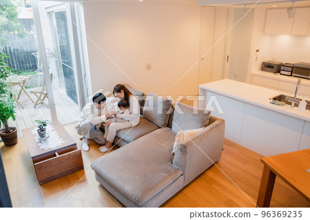 嬰兒吃嬰兒食品 嬰兒吃嬰兒食品 96369235