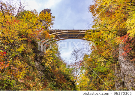 （宮城縣）紅葉盛期的鳴子峽散步道仰望大深澤橋 96370305