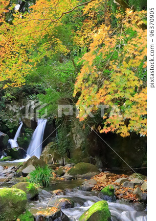 Tow tow falls 96370905