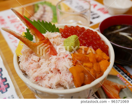 Three-color seafood rice bowl at the market 96371069