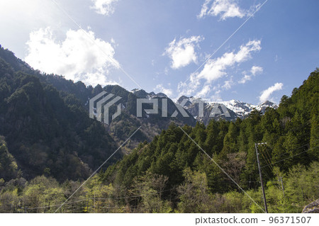 Snow-covered mountains and beautiful scenery 96371507