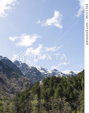 Snow-covered mountains and beautiful scenery Snow-covered mountains and beautiful scenery 96371508