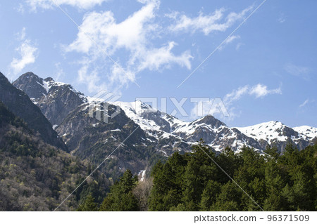 Snow-covered mountains and beautiful scenery Snow-covered mountains and beautiful scenery 96371509