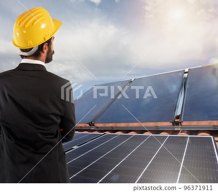 Architect follows the project of photovoltaic panels 96371911