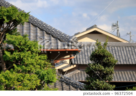 Tile roof image 96372504