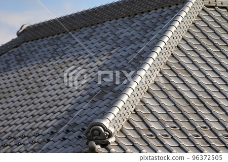 Tile roof image 96372505