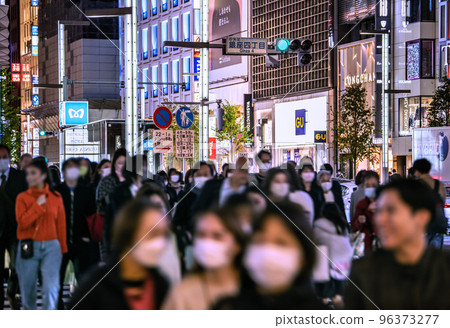 日本的東京城市景觀 BQ.1.1 ...面具盲目信仰...缺乏通風，不可避免地會再次爆發感染... = 11 月 16 日，銀座 96373277