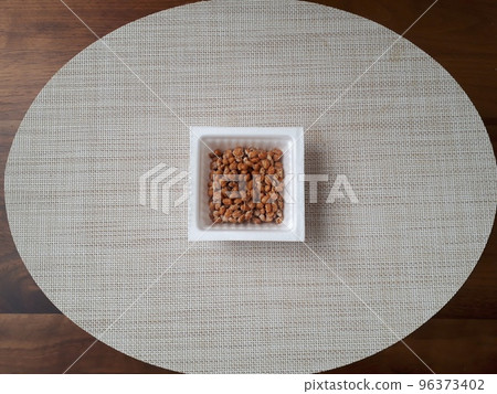 Natto in a white pack (overhead view) 96373402