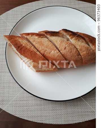 切片法式麵包 96373403