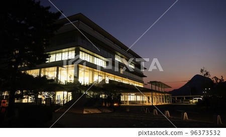夜晚的善通寺市政府[香川縣善通寺市] 96373532