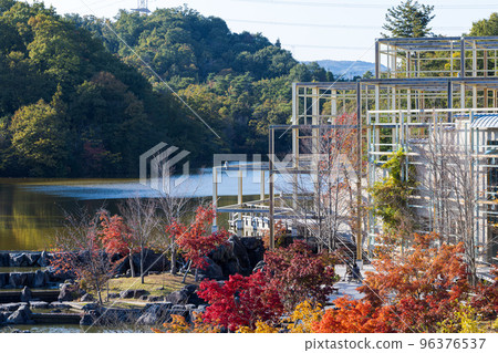 京阪奈紀念公園“水慶園” 建築物旁邊的五顏六色的秋葉和層層疊疊的水面 京阪奈紀念公園“水慶園” 建築物旁邊的五顏六色的秋葉和層層疊疊的水面 96376537
