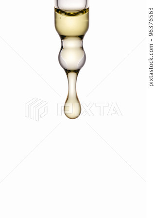Cosmetic oil dropping out of pipette 96376563