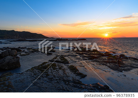 Morning sun rising over the horizon, superb view from Ebisu Island, Shimoda City, Shizuoka Prefecture Morning sun rising over the horizon, superb view from Ebisu Island, Shimoda City, Shizuoka Prefecture 96378935
