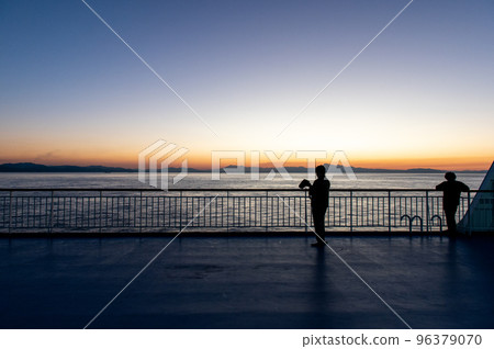Dusk on the ocean 96379070