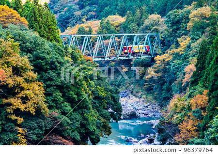 Tarumi Railway ~Train crossing the 6th Neogawa Bridge~ 96379764